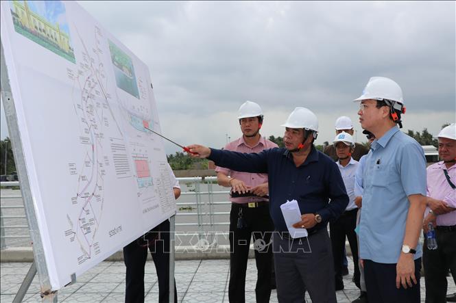 Chủ tịch UBND tỉnh Vĩnh Long Trần Trí Quang khảo sát Công trình Kè chống sạt lở bờ sông Láng Thé kết hợp khán đài đua ghe Ngo (xã Bình Phú và phường Nguyệt Hóa). Ảnh:Thanh Hòa - TTXVN