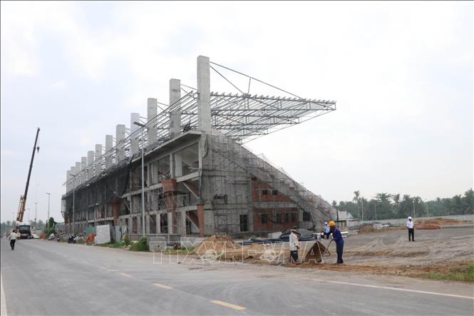 Công trình Kè chống sạt lở bờ sông Láng Thé kết hợp khán đài đua ghe Ngo (xã Bình Phú và phường Nguyệt Hóa). Ảnh:Thanh Hòa - TTXVN