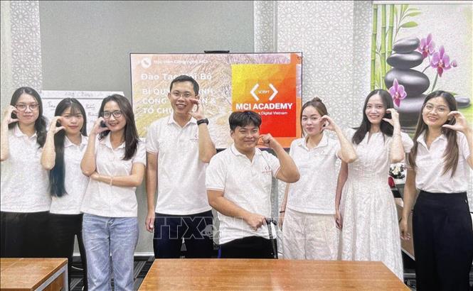 Lê Tấn Đạt tham gia đào tạo công nghệ thông tin trực tiếp cho ứng viên.  Ảnh: TTXVN phát 