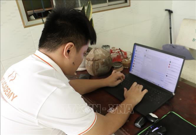 Lê Tấn Đạt được Học viện MCI Việt Nam tạo điều kiện làm việc tại nhà khi không có những cuộc họp quan trong tại thành phố Hồ Chí Minh hay tại Hà Nội. Ảnh: Hồng Nhung - TTXVN 