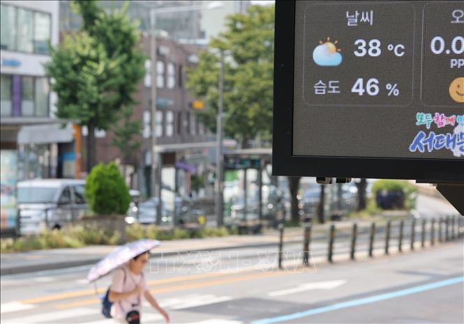 Bảng điện tử hiển thị nhiệt độ 38 độ C tại Seoul, Hàn Quốc ngày 7/8/2026. Ảnh: Yonhap/TTXVN phát