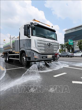 Xe tải phun nước làm mát mặt đường tại Seoul, Hàn Quốc ngày 4/8/2026. Ảnh: Yonhap/TTXVN phát