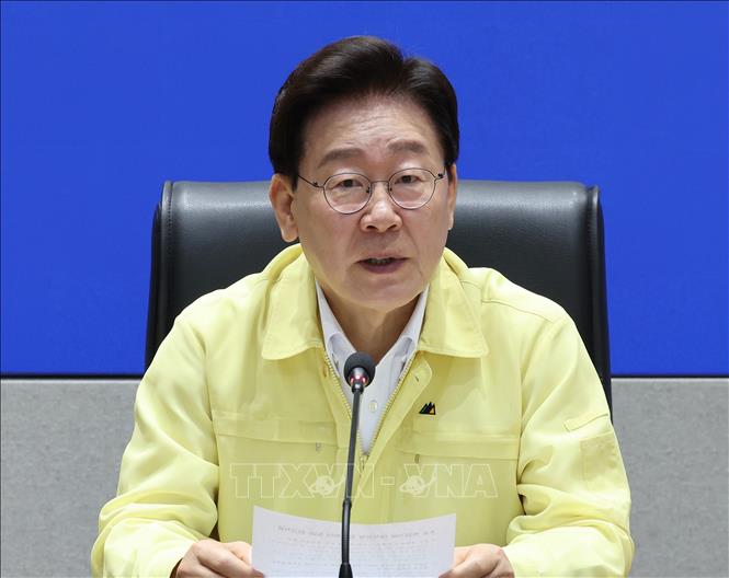 Tổng thống Hàn Quốc Lee Jae Myung chủ trì cuộc họp kiểm tra công tác ứng phó nắng nóng và hạn hán. Ảnh: Yonhap/TTXVN phát