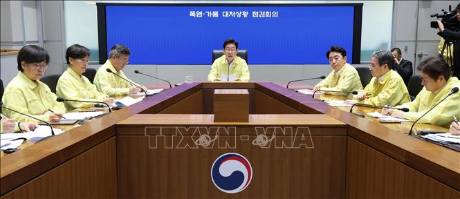 Tổng thống Hàn Quốc Lee Jae Myung chủ trì cuộc họp kiểm tra công tác ứng phó nắng nóng và hạn hán. Ảnh: Yonhap/TTXVN phát