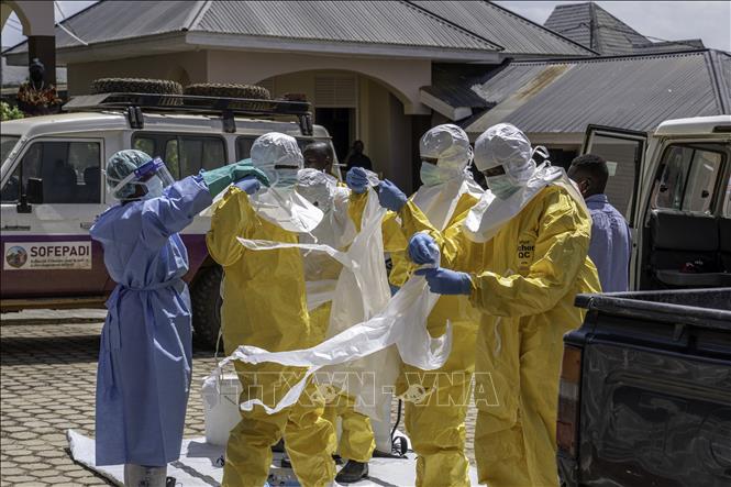Nhân viên y tế mặc đồ bảo hộ trước khi điều trị cho bệnh nhân Ebola tại tỉnh Ituri, CHDC Congo. Ảnh: THX/TTXVN phát