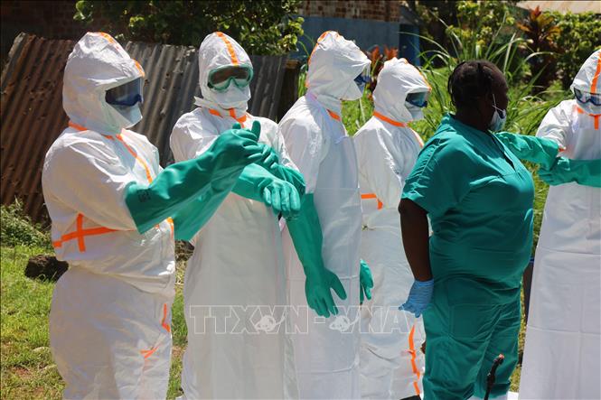 Nhân viên y tế mặc đồ bảo hộ trước khi điều trị cho bệnh nhân Ebola tại tỉnh Ituri, CHDC Congo. Ảnh: THX/TTXVN phát