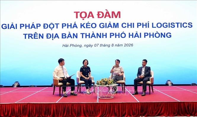 Các đại biểu chia sẻ tại tọa đàm Giải pháp đột phá kéo giảm chi phí logictics trên địa bàn thành phố Hải Phòng. Ảnh: Hoàng Ngọc – TTXVN 