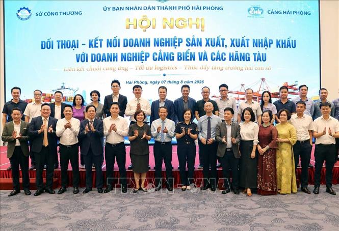 Các bên ký kết biên bản ghi nhớ tại Hội nghị. Ảnh: Hoàng Ngọc – TTXVN 