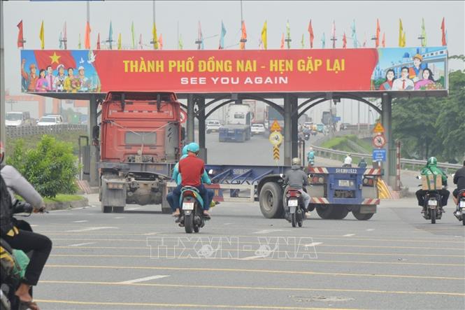 Việc tồn tại trạm thu phí cầu Đồng Nai gây ra xung đột, tiềm ẩn nguy cơ mất an toàn giao thông. Ảnh: Công Phong - TTXVN