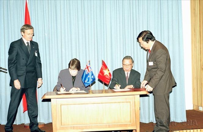 Trong chuyến thăm chính thức New Zealand năm 2005, Thủ tướng Phan Văn Khải và Thủ tướng New Zealand Helen Clark ký Tuyên bố chung hai nước (9/5/2005). Ảnh: Thế Thuần – TTXVN