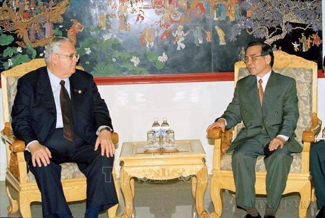 Thủ tướng Phan Văn Khải tiếp Chủ tịch Quốc hội New Zealand Jonathan Hunt thăm chính thức Việt Nam (15/4/2000). Ảnh: Xuân Tuân – TTXVN