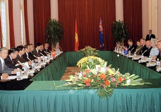 Chủ tịch nước Trần Đức Lương hội đàm với Toàn quyền New Zealand Silvia Cartwright thăm chính thức Việt Nam (24/11/2005). Ảnh: Nguyễn Khang – TTXVN