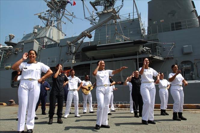 Giao lưu văn nghệ của thủy thủ tàu Hải quân Hoàng gia New Zealand HMNZS Te Mana F77 tại cảng Sài Gòn, trong chuyến thăm hữu nghị chính thức từ ngày 25 - 29/9/2018 tới TP Hồ Chí Minh. Ảnh: Thanh Vũ - TTXVN