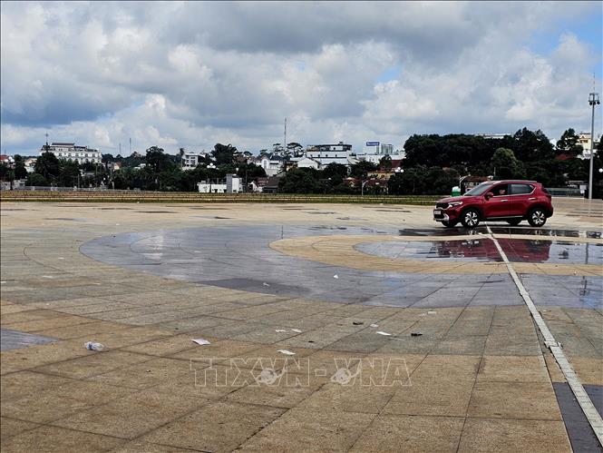Khu vực lõm, lún nằm giữa Quảng trường Trung tâm Gia Nghĩa. Ảnh: Hưng Thịnh – TTXVN