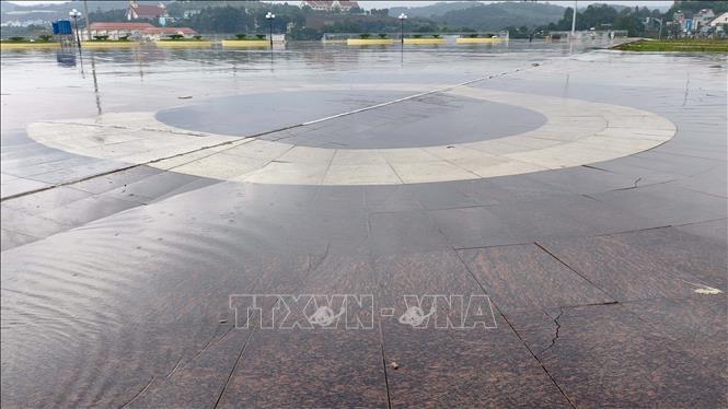 Mặt đá Quảng trường Trung tâm Gia Nghĩa bị nứt, gãy. Ảnh: Hưng Thịnh – TTXVN