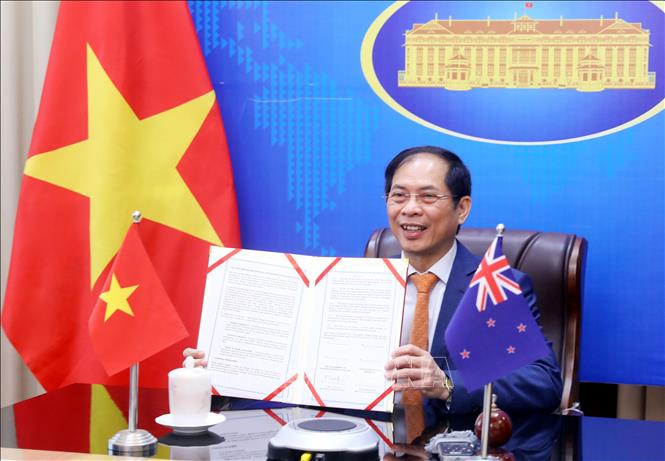  Bộ trưởng Ngoại giao Bùi Thanh Sơn và Bộ trưởng Ngoại giao New Zealand Nanaia Mahuta ký kết chương trình hành động Việt Nam - New Zealand giai đoạn 2021-2024 theo hình thức trực tuyến (Hà Nội, 8/12/2021). Ảnh: Lâm Khánh - TTXVN