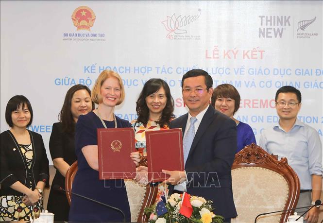 Bộ Giáo dục và Đào tạo cùng Cơ quan giáo dục New Zealand thực hiện ký kết hợp tác chiến lược về giáo dục giai đoạn 2020 - 2023 (Hà Nội, 21/7/2020). Ảnh: Thanh Tùng - TTXVN