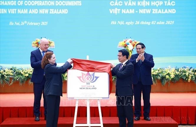 Thủ tướng Phạm Minh Chính và Thủ tướng New Zealand Christopher Luxon chứng kiến Lễ ra mắt logo Kỷ niệm 50 năm quan hệ Việt Nam - New Zealand (Hà Nội, 26/2/2025). Ảnh: Dương Giang-TTXVN