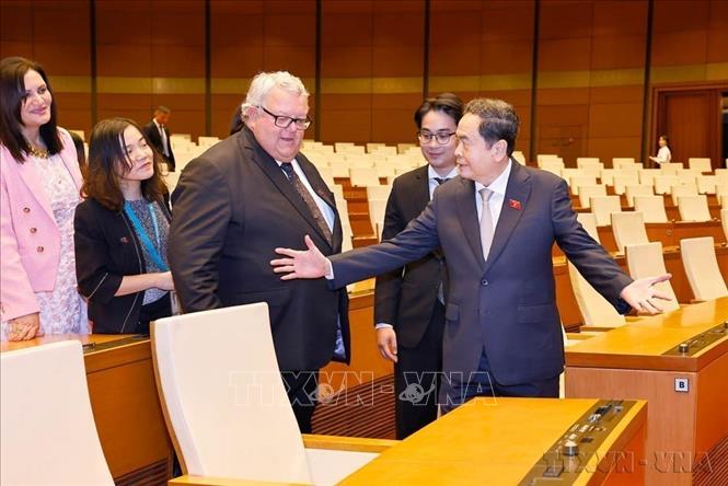 Chủ tịch Quốc hội Trần Thanh Mẫn cùng Chủ tịch Quốc hội New Zealand Gerry Brownlee tham quan phòng Diên Hồng, Nhà Quốc hội (Hà Nội, 28/8/2025). Ảnh: Doãn Tấn - TTXVN