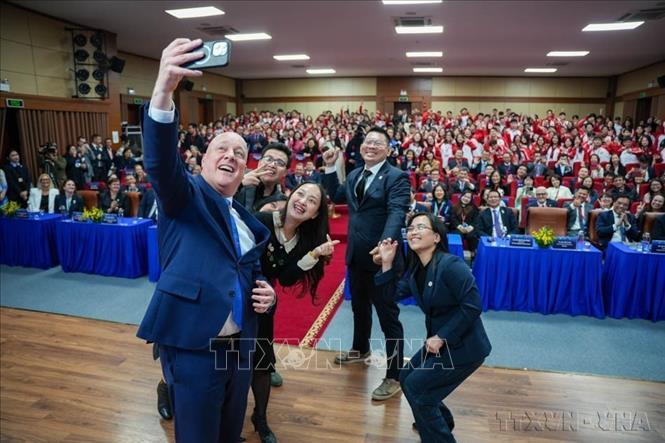 Thủ tướng New Zealand Christopher Luxon giao lưu với sinh viên Đại học Ngoại thương Hà Nội (26/02/2025). Ảnh: TTXVN phát