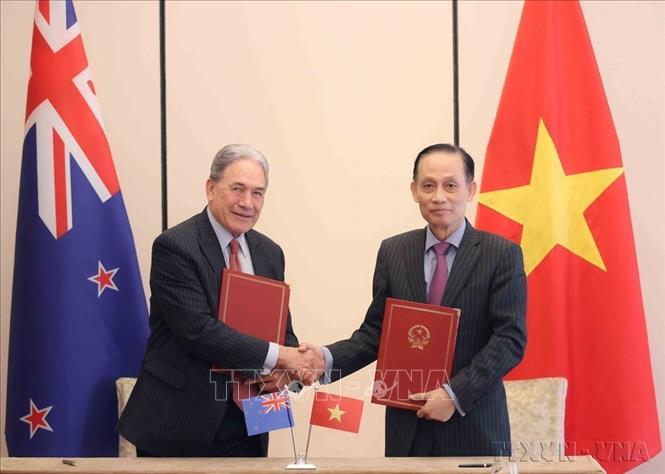 Bộ trưởng Bộ Ngoại giao Lê Hoài Trung và Bộ trưởng Ngoại giao New Zealand Winston Peters trao đổi biên bản Chương trình Hành động giai đoạn 2025-2030 (Hà Nội, 26/11/2025). Ảnh: An Đăng - TTXVN