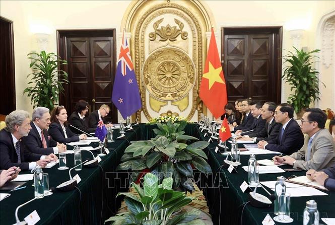 Bộ trưởng Ngoại giao Bùi Thanh Sơn và Phó Thủ tướng, Bộ trưởng Ngoại giao New Zealand Winston Peters đồng chủ trì Hội nghị Bộ trưởng Ngoại giao Việt Nam - New Zealand lần thứ 2 (Hà Nội, 6/5/2024). Ảnh: An Đăng - TTXVN