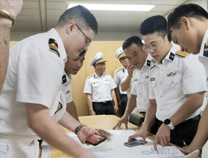 Sĩ quan Tàu 379 thuộc Lữ đoàn 167, Vùng 2 và Tàu hậu cần đa năng HMNZS Aotearoa của Hải quân Hoàng gia New Zealand trao đổi, thống nhất kế hoạch luyện tập chung, trên vùng biển Đông Nam Thành phố Hồ Chí Minh (27/10/2025). Ảnh: TTXVN phát