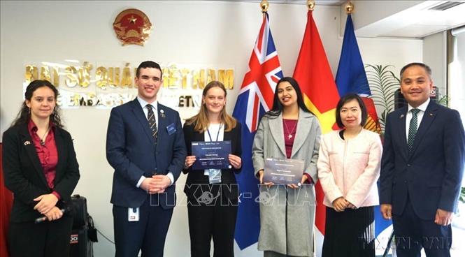 Đại sứ Việt Nam tại New Zealand Phan Minh Giang (phải) trao tặng giải thưởng cho các đại biểu sinh viên đạt thành tích xuất sắc tại Sự kiện mô phỏng Hội nghị ASEAN tại New Zealand (NZMAM) 2026. Ảnh: TTXVN phát