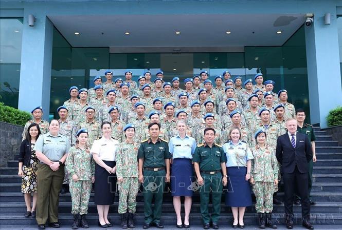 Cục Gìn giữ hòa bình Việt Nam phối hợp với Đại sứ quán New Zealand tại Hà Nội tổ chức Trao đổi kinh nghiệm về hỗ trợ tâm lý với chuyên gia New Zealand cho lực lượng của Đội Công binh số 3 (ĐCB3) và Bệnh viện dã chiến cấp 2 số 6 (BVDC 2.6) sau khi hoàn thành nhiệm vụ tại các Phái bộ và trở về Việt Nam (Hà Nội, 13/10/2025). Ảnh: Tuấn Anh - TTXVN