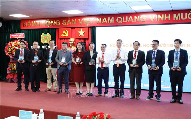 Ban Tổ chức tặng lưu niệm cho các đại biểu dự Hội thảo. Ảnh: Trần Lê Lâm - TTXVN