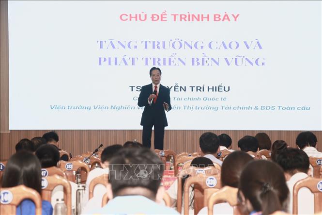 Tiến sĩ Nguyễn Trí Hiếu, Viện trưởng Viện Nghiên cứu và Phát triển Thị trường Tài chính và Bất động sản Toàn Cầu, trình bày các góc nhìn, kinh nghiệm và đưa ra các khuyến nghị cho tỉnh Cà Mau tại buổi toạ đàm. Ảnh: Huỳnh Anh - TTXVN
