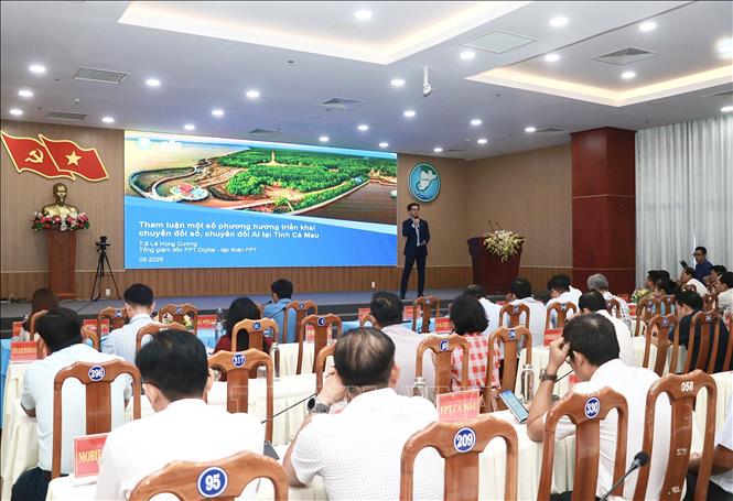 Tiến sĩ Lê Hùng Cường, Tổng Giám đốc FPT Digital, trình bày các góc nhìn, kinh nghiệm và đưa ra các khuyến nghị cho tỉnh Cà Mau tại buổi toạ đàm. Ảnh: Huỳnh Anh - TTXVN