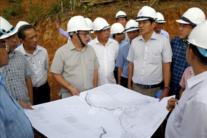 Đoàn công tác của UBND tỉnh Lâm Đồng kiểm tra tiến độ thi công trên bản đồ dự án hồ Ka Pét. Ảnh: Nguyễn Thanh - TTXVN