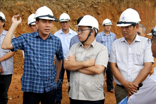 Ông Nguyễn Ngọc Phúc (đứng giữa), Phó Chủ tịch UBND tỉnh Lâm Đồng trao đổi về tiến độ thi công dự án hồ Ka Pét. Ảnh: Nguyễn Thanh - TTXVN