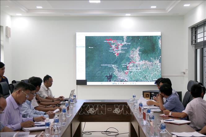 Đoàn công tác của UBND tỉnh Lâm Đồng làm việc với các đơn vị liên quan về tiến độ thi công dự án hồ Ka Pét. Ảnh: Nguyễn Thanh - TTXVN