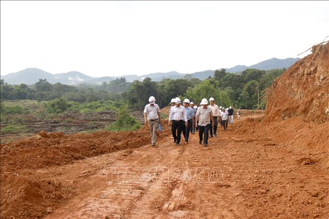 Đoàn công tác của UBND tỉnh Lâm Đồng kiểm tra tiến độ thi công dự án hồ Ka Pét. Ảnh: Nguyễn Thanh - TTXVN