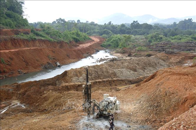 Phương tiện, máy móc triển khai thi công đập dâng chứa nước của dự án hồ Ka Pét. Ảnh: Nguyễn Thanh - TTXVN