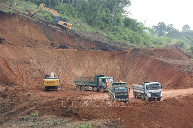Phương tiện, máy móc triển khai thi công đập dâng chứa nước của dự án hồ Ka Pét. Ảnh: Nguyễn Thanh - TTXVN