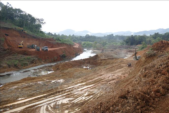 Phương tiện, máy móc triển khai thi công đập dâng chứa nước của dự án hồ Ka Pét. Ảnh: Nguyễn Thanh - TTXVN
