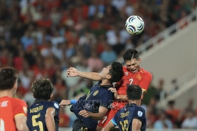 Kết thúc hiệp 1, đội tuyển Việt Nam tạm dẫn Campuchia 1 - 0 với bàn thắng duy nhất của Đình Bắc ở phút 18. Ảnh: Minh Quyết - TTXVN