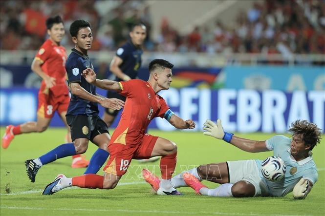 Kết thúc hiệp 1, đội tuyển Việt Nam tạm dẫn Campuchia 1 - 0 với bàn thắng duy nhất của Đình Bắc ở phút 18. Ảnh: Minh Quyết - TTXVN
