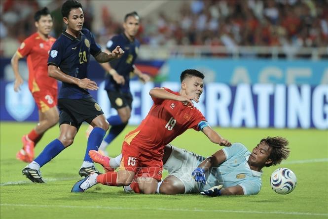 Kết thúc hiệp 1, đội tuyển Việt Nam tạm dẫn Campuchia 1 - 0 với bàn thắng duy nhất của Đình Bắc ở phút 18. Ảnh: Minh Quyết - TTXVN