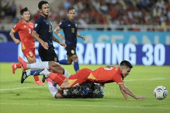 Kết thúc hiệp 1, đội tuyển Việt Nam tạm dẫn Campuchia 1 - 0 với bàn thắng duy nhất của Đình Bắc ở phút 18. Ảnh: Minh Quyết - TTXVN