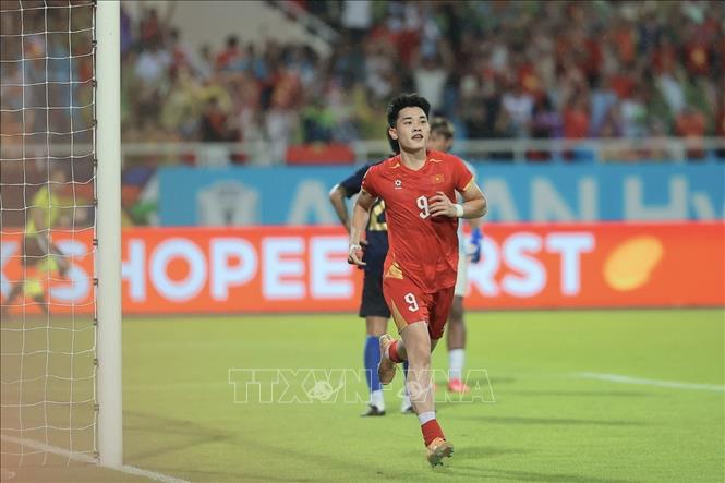 Đình Bắc ghi bàn ấn định chiến thắng 3 - 1 cho đội tuyển Việt Nam ở phút 89. Ảnh: Minh Quyết - TTXVN