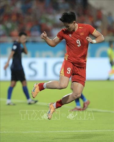 Đình Bắc ghi bàn ấn định chiến thắng 3 - 1 cho đội tuyển Việt Nam ở phút 89. Ảnh: Minh Quyết - TTXVN
