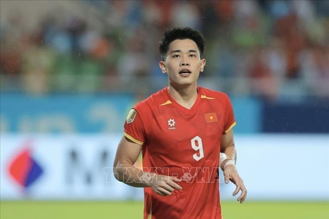 Đình Bắc ghi bàn ấn định chiến thắng 3 - 1 cho đội tuyển Việt Nam ở phút 89. Ảnh: Minh Quyết - TTXVN