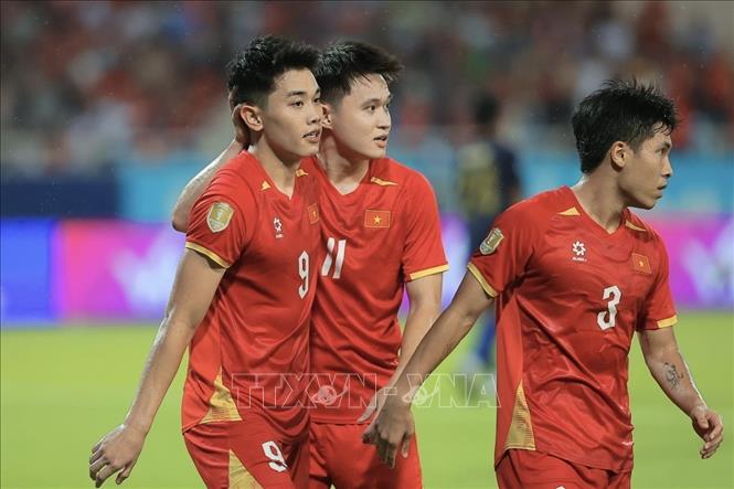 Đình Bắc ghi bàn ấn định chiến thắng 3 - 1 cho đội tuyển Việt Nam ở phút 89. Ảnh: Minh Quyết - TTXVN
