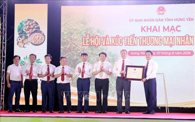 Công bố và trao Quyết định của Bộ Văn hóa, Thể thao và Du lịch công nhận “Tri thức trồng và chế biến Nhãn lồng Hưng Yên” là Di sản văn hóa phi vật thể quốc gia. Ảnh: Thu Hoài - TTXVN