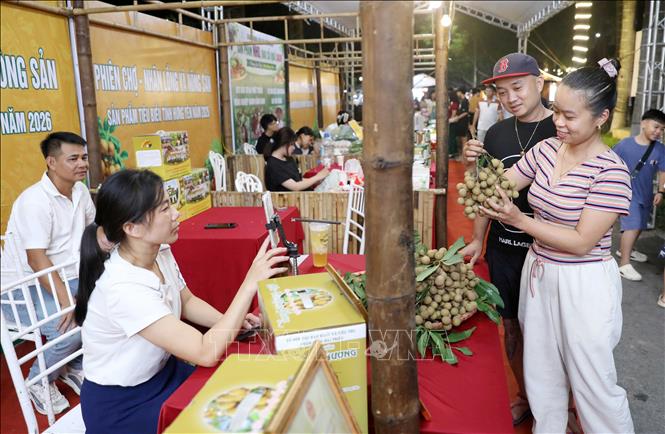 Du khách tham quan, thưởng thức các sản phẩm từ nhãn tại lễ hội. Ảnh: Thu Hoài – TTXVN