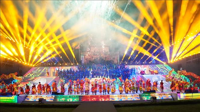 Tiết mục nghệ thuật kết hợp biểu diễn võ thuật mở màn Lễ khai mạc Festival Võ thuật quốc tế Hà Nội năm 2026 tại Hoàng thành Thăng Long, tối 7/8. Ảnh: Tuyết Mai - TTXVN 